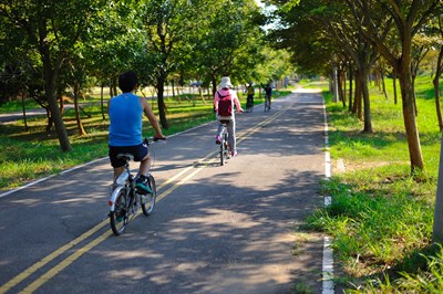 國內疫情趨緩旅遊需求增加，故國內旅遊團費價漲，不過，旅館住宿費受新冠肺炎疫情影