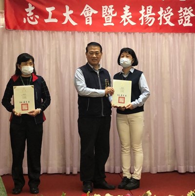 19日授證典禮由文化局長張大春致贈獎牌與獎狀，感謝志工長期對藝文活動的投入和服務