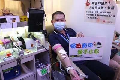 台中捷運公司總經理莊明聰帶頭號召員工捐血。